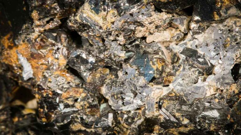Saga Metals Uncovers Mineralized Intrusion at Radar Project