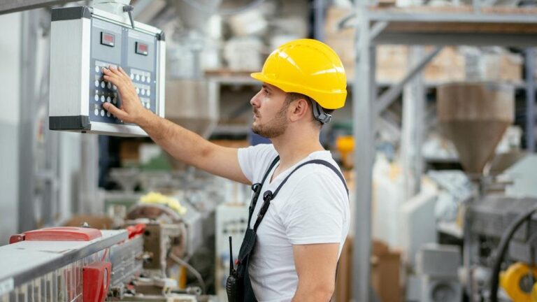 How CMMS Supports Lean Maintenance in Manufacturing Facilities