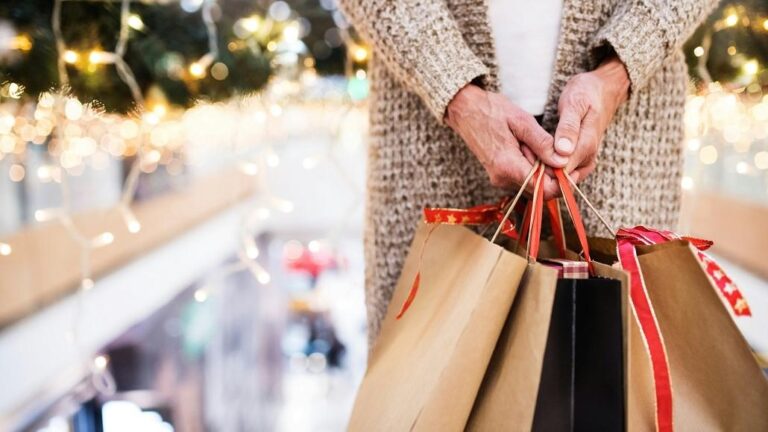 US Holiday Spending Set to Drop: PwC Survey Insights
