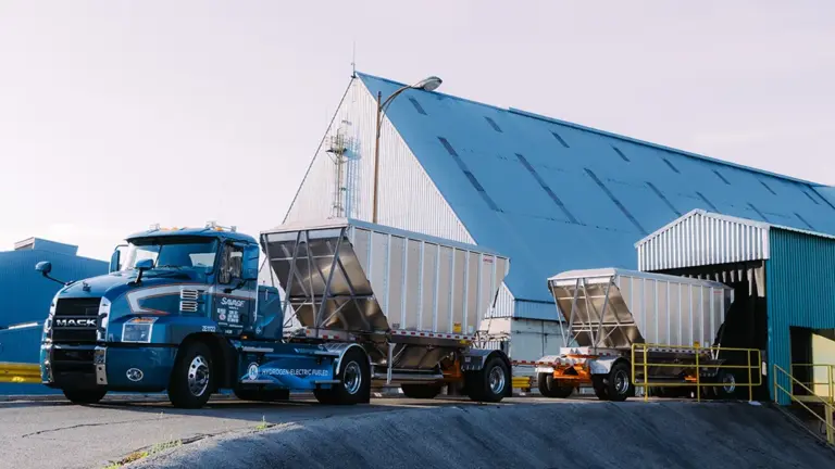 Hydrogen-Electric Fuel Cell Drayage Truck by Savage, Symbio