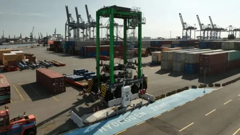 KoneCranes straddle carrier outfitted with zepp.solutions hydrogen system